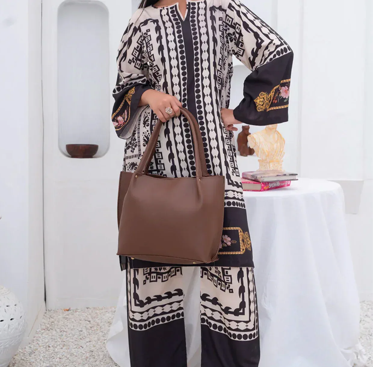 Classic Handbag for women by Bagzfy